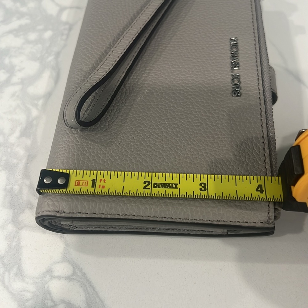 Cute. Michael Kors WRISTLET. - Picture 10 of 12